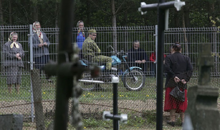 Литовская женщина пришла к границе, чтобы поговорить со своими белорусскими родственниками.
