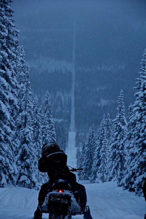 На границе между Швецией и Норвегией проложена впечатляющая снегоходная трасса.