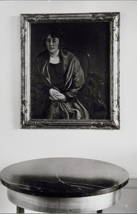 В доме Канвейлера, над туалетным столиком портрет хозяйки дома. Работа Пикассо.