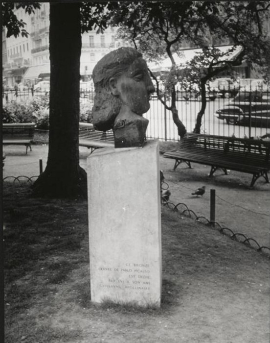 Памятник назодится в Сен-Жермен-де-Пре.