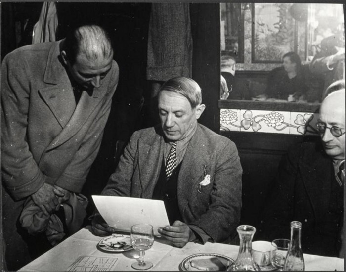 Пикассо с Матиссом и П. Липпом в «Кафе де Флор».