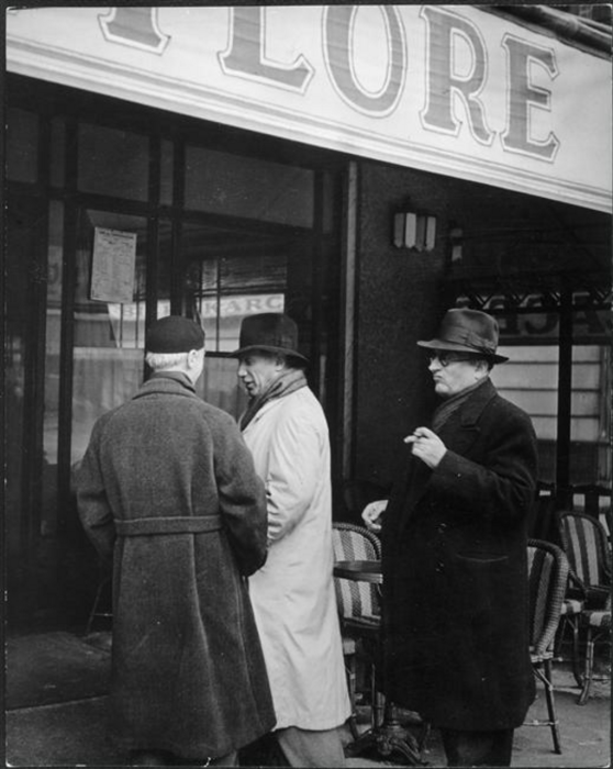 Пикассо и Хайме Сабартес перед входом в «Кафе де Флор»/