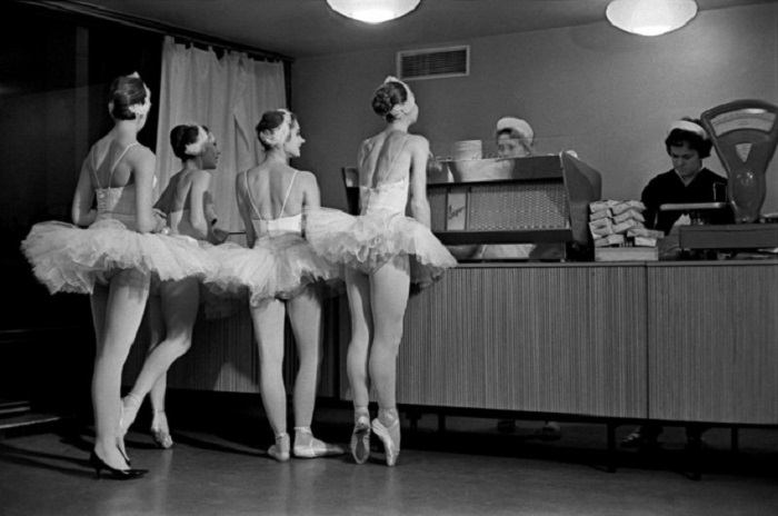 Артистки балета Большого театра СССР в буфете Кремлевского Дворца съездов, 1963 года. Фотограф Евгений Умнов.