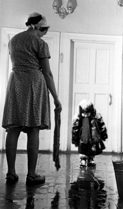 Виновато малыш возвращается с прогулки, 1960 год. Фотограф Николай Хорунжий.