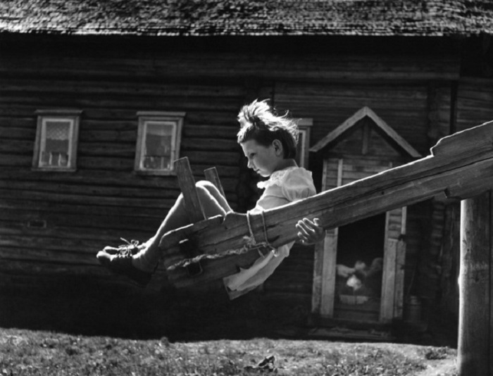 Девочка катается на качелях, 1977 год. Фотограф Михаил Голосовский.