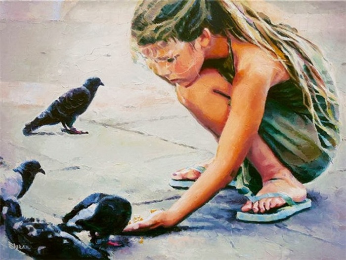 Девочка кормит голубей.