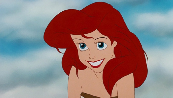 Ариэль из мультфильма «Русалочка» всегда привлекала яркой и запоминающейся внешностью: рыжие волосы, бикини и рыбий хвост.