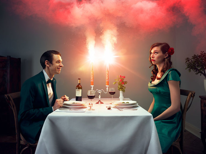 Даже свечи намекают, что очередное первое свидание оказалось не совсем удачным.