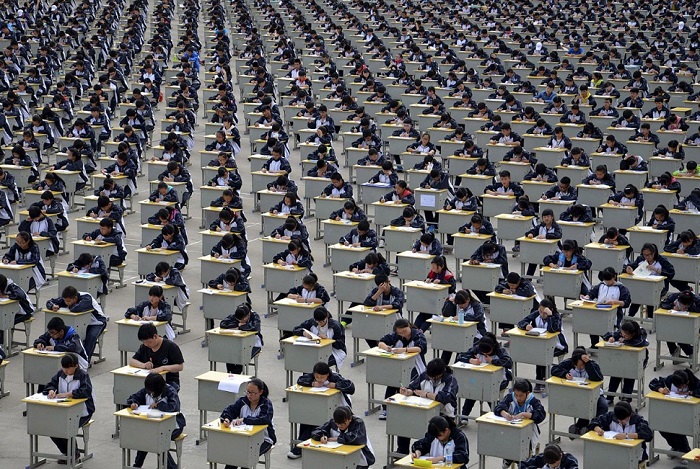Экзамены в средней школе в провинции Шэньси. 11 апреля 2015 г. Фото Reuters.