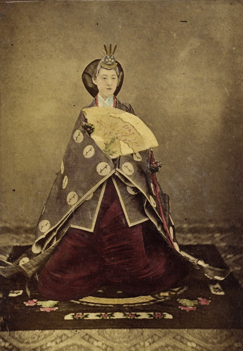 Фотографию императрицы Харуко дарили знатным иностранцам и членам монарших семей Европы, ее вручали японским высокопоставленным чиновникам, которые утверждались в должности императорским указом.