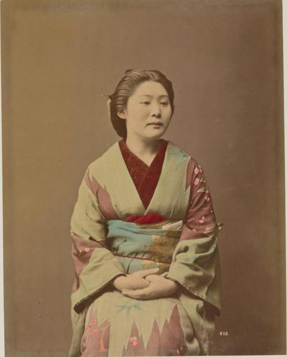  Самый старинный японский наряд кимоно выделяет лишь плечи и талию носителя, скрывая недостатки его фигуры.