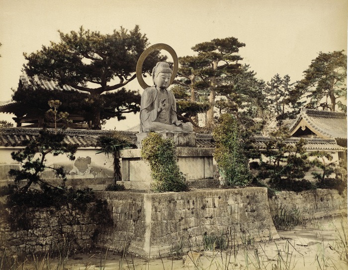 Главной достопримечательностью района Асакуса является старейший буддийский храм Сэнсодзи (Sensoji), построенный еще в 7 веке.