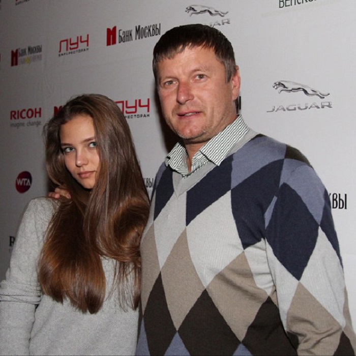 Дочь теннисиста Евгения Кафельникова, уверенно трудится на подиумах и съемочных площадках.