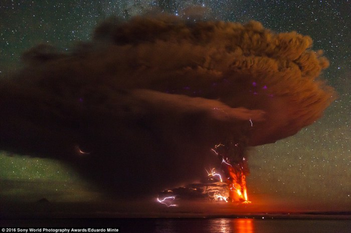 Извержение одного из самых активных вулканов Чили. Фотограф Eduardo Minte.
