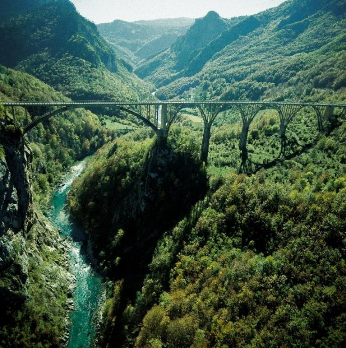 Самый большой в Европе каньон, расположенный на севере Черногории, поражает своими параметрами и может соперничать разве что с Большим Каньоном штата Колорадо в США. 