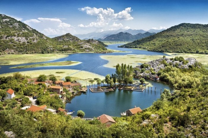 Является самым крупным натуральным пресноводным водоемом на Балканском полуострове.