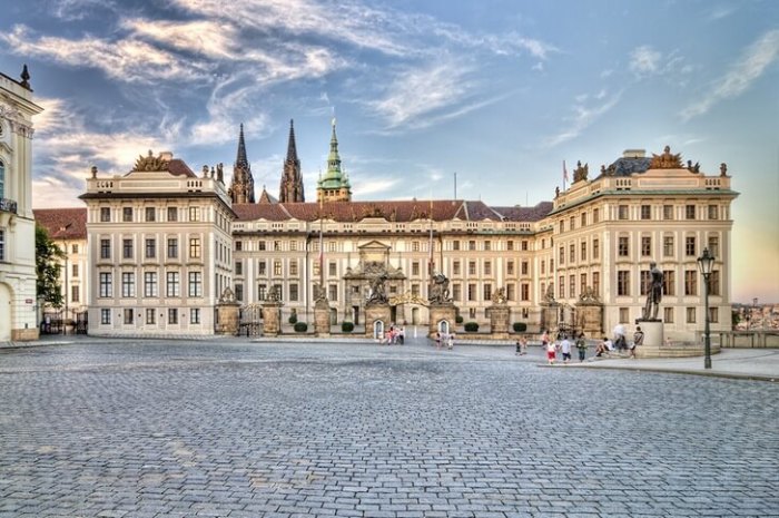 Главная резиденция чешских князей и королей 12-16 веков расположена на территории крепости Пражский Град.