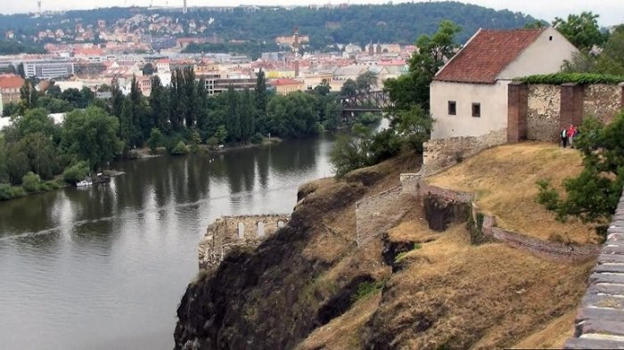 Древняя крепость, воздвигнутая еще в 10 веке, считается первым поселением с которого началась история возникновения Праги.