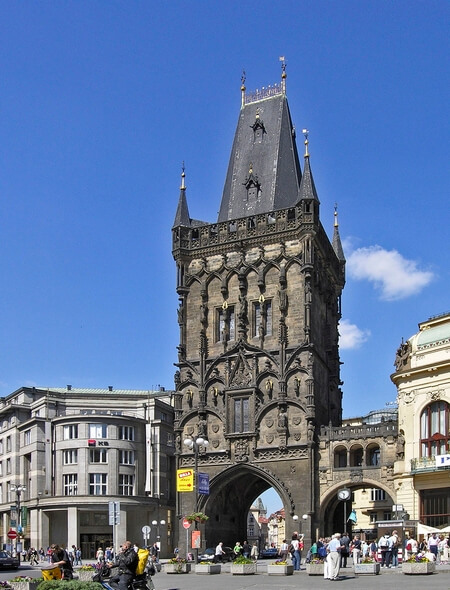 Готическая башня 15 века в прошлом использовалась как склад пороха, за что и получила свое название.
