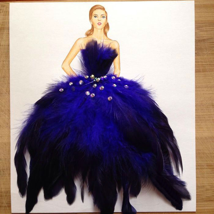 Пышная юбка из ярких синих перьев.