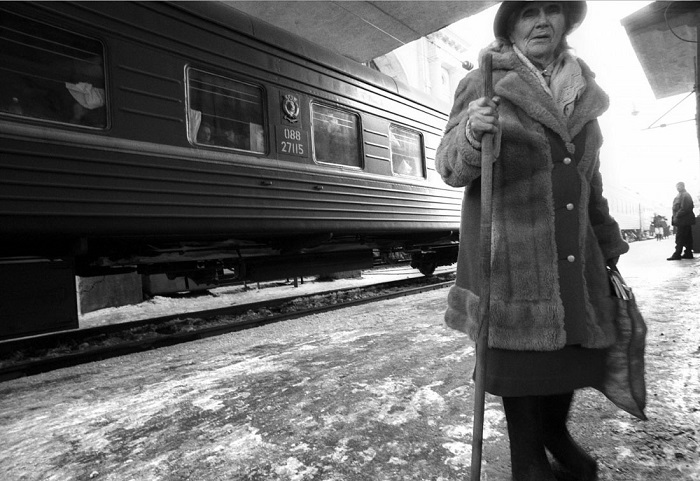 Бабушка на узловой станции Новосибирского региона.