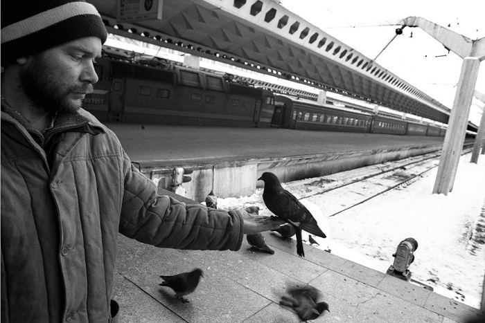 Кормление голубей на Московском вокзале.