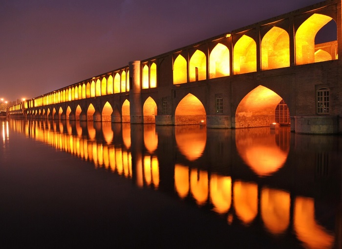 Один из трех знаменитых мостов персидского города Исфагана.