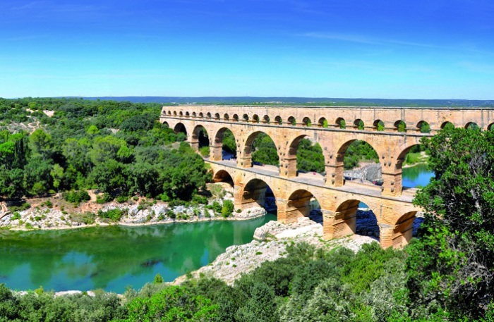 Пон-дю-Гар был сооружен римлянами для бытовых нужд: чтобы перебросить через реку Гар водопровод для снабжения питьевой водой города Нима.