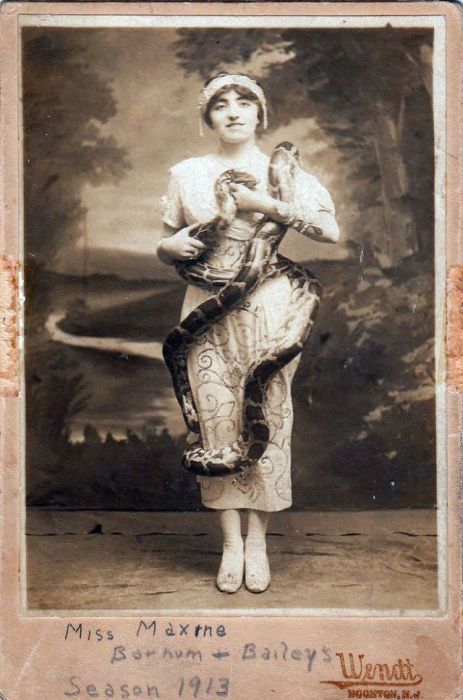 Фото датировано 1913 годом, где элегантная девушка держит рептилию.