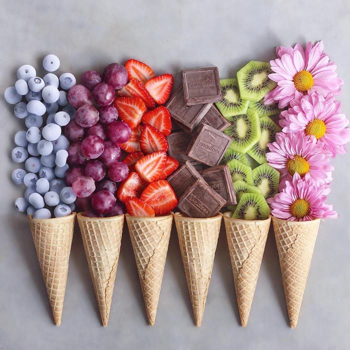 Вафельные рожки, заполненные замороженными ягодами – голубикой, черникой, клубникой, а также киви и шоколадом.