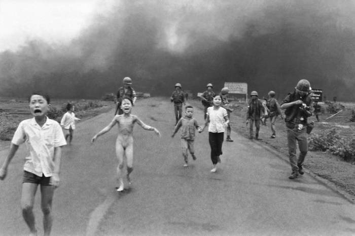 Девятилетняя вьетнамка, лишилась одежды, которую пришлось сдирать с нее из-за пламени.