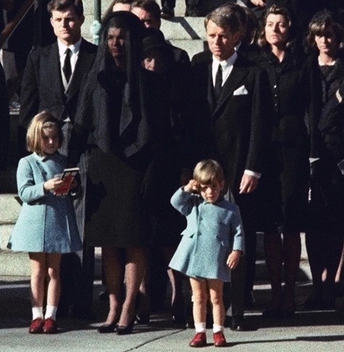 Трёхлетний Джон Кеннеди Младший прощается с гробом своего отца.