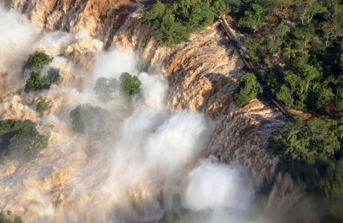 В 2011 году по результатам всемирного конкурса водопады Игуасу тоже были признаны одним из семи природных чудес мира.