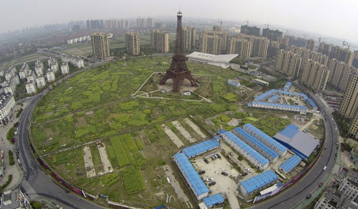 Двойники Эйфелевой башни и жилых кварталах в Ханчжоу, провинция Чжэцзян, Китай. 8 апреля 2015 года.