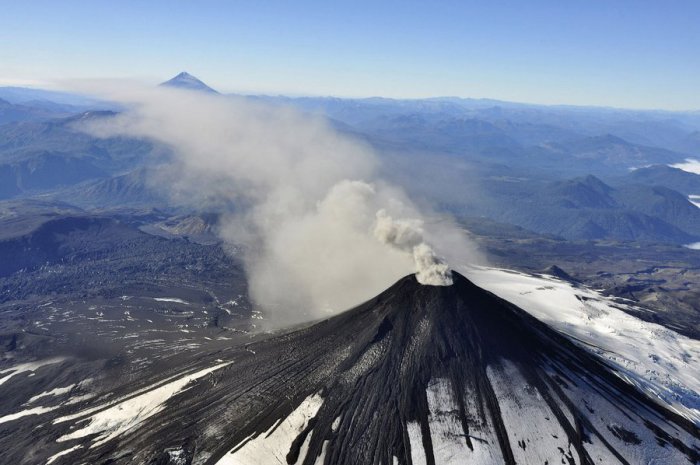 Является стратовулканом, достигающим высоты 2847 м. 3 марта 2015 г. началось новое извержение, из жерла которого выбрасывалась лава и пепел на высоту до 1 км.