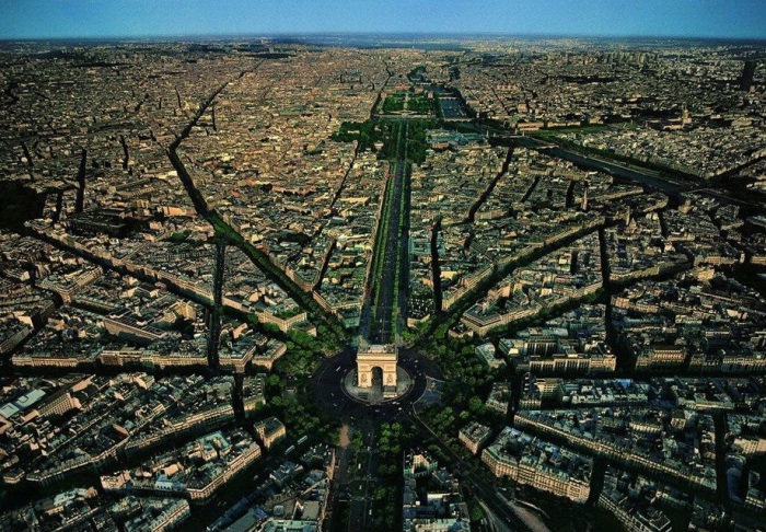 Триумфальная арка в Париже. 14 июля 2015 года.
