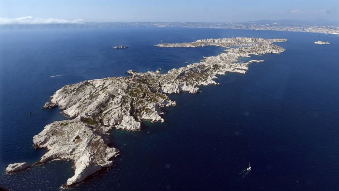 Остров в Средиземном море около Марселя, Франция,. 30 июня 2015 года.