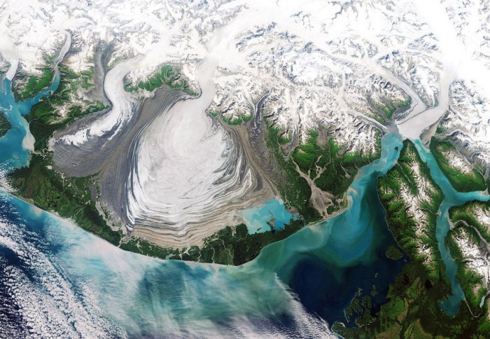 Предгорный ледник на южном побережье Аляски, между заливом Якутат и Айси-Бей, площадью 2200 км2.