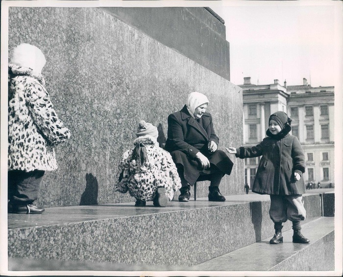 Бабушка с внуками на прогулке, 1960 год.