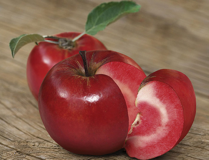 Плод на вкус как виноград, а выглядит как яблоко, мякоть слаще и более хрустящая.