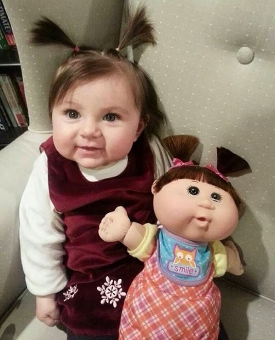 Маленькая девочка очень похожа с известной куклой Капусткой.