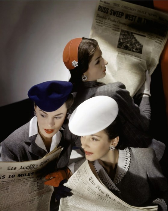 Девушки читают новости с фронта, журнала Vogue 1943 года.