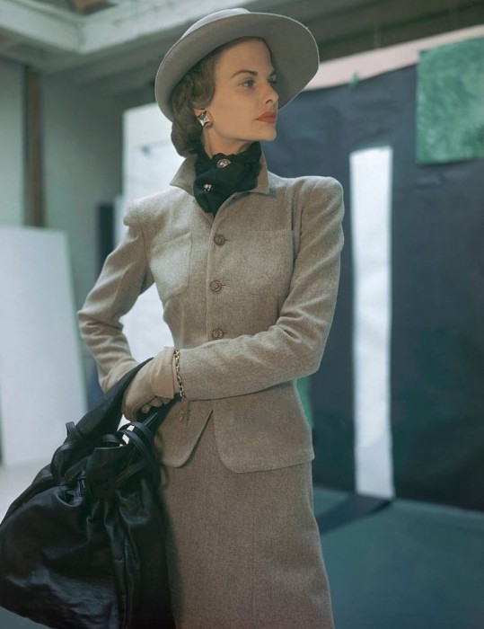 Модель в строгом костюме от Сэкони, 1946 год.