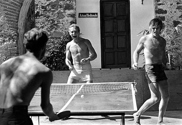 Пол Ньюман и Роберт Рэдфорд играют в пинг-понг.