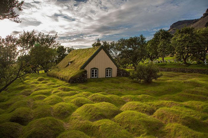 Покрытая дёрном церквушка, по сути — землянка, является подлинным шедевром исландской архитектуры.