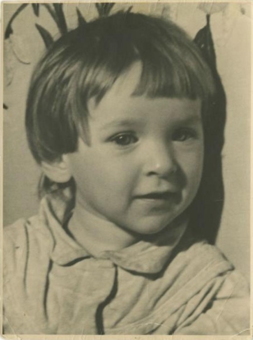 Фото жизнерадостного малыша, 1931 год.