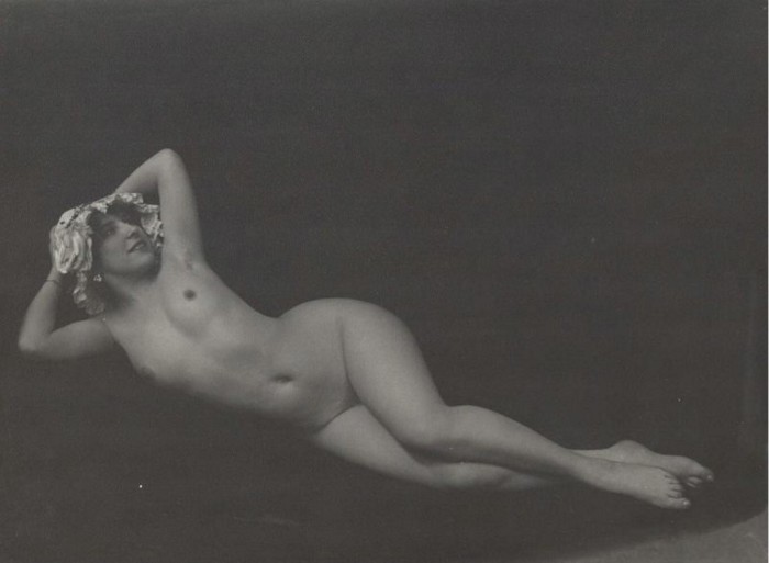 Фото обнаженной девушки, 1931 год.