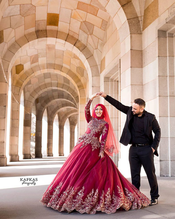 Колоритная пара, где девушка одета в красный хиджаб.