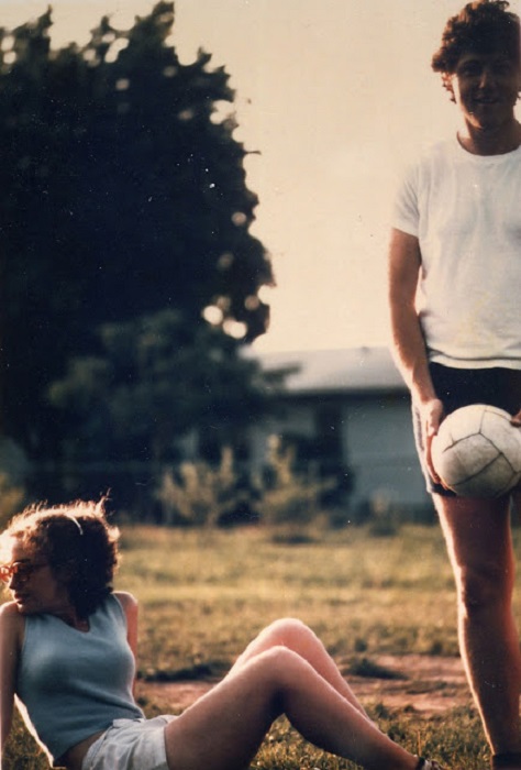 Хиллари и Билл играют в волейбол Северная Каролина. 1975 год.