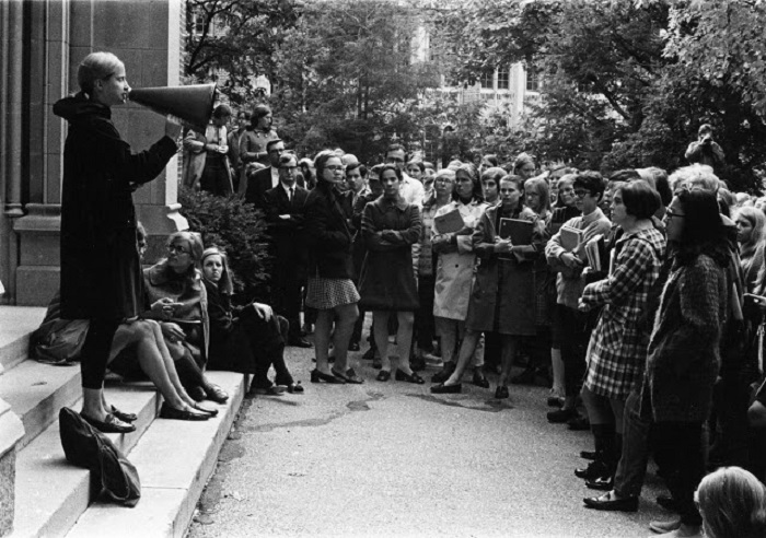 Архивная фотография, где Хилари Родэм посещает митинг студентов в колледж Уэллсли - женский частный колледж свободных искусств. 8 октября 1968 год.